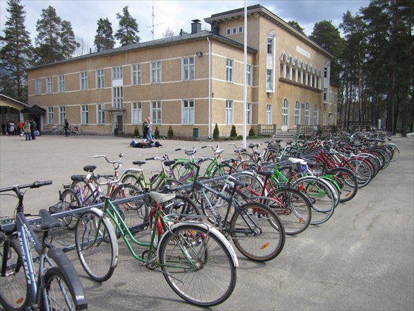 Стоянка велосипедов у местной школы